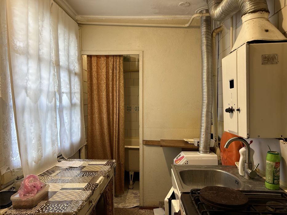 Центр, фасадна частина будинку по вулиці Юрка Тютюнника (Войкова)