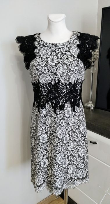 Piękna koronkowa czarno biała sukienka
