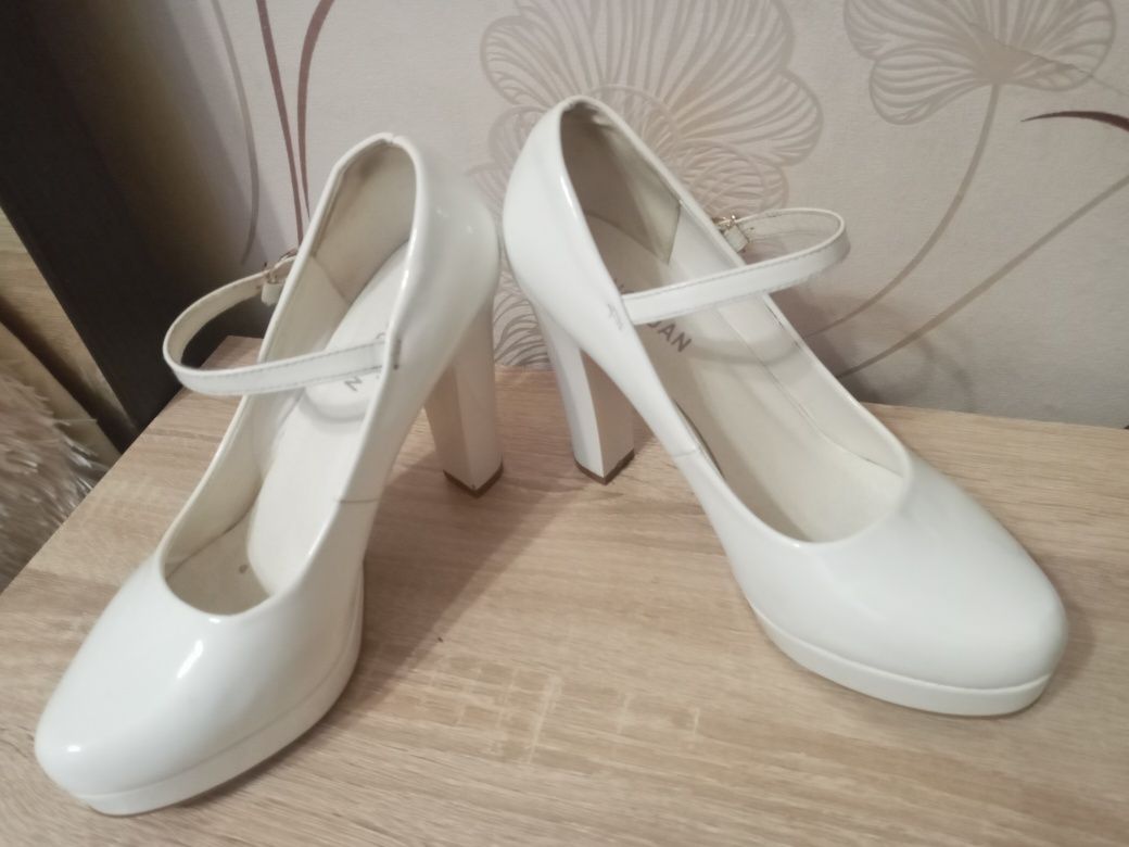 Продам туфлі білого кольору, весільні