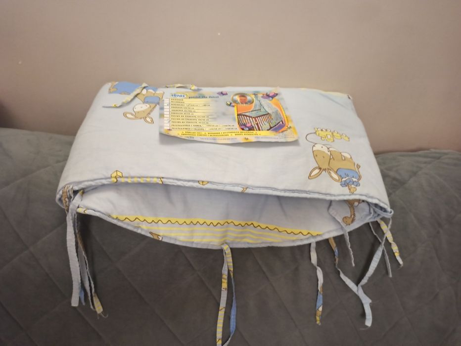 Ochraniacz, otulacz na łóżeczko dziecięce.