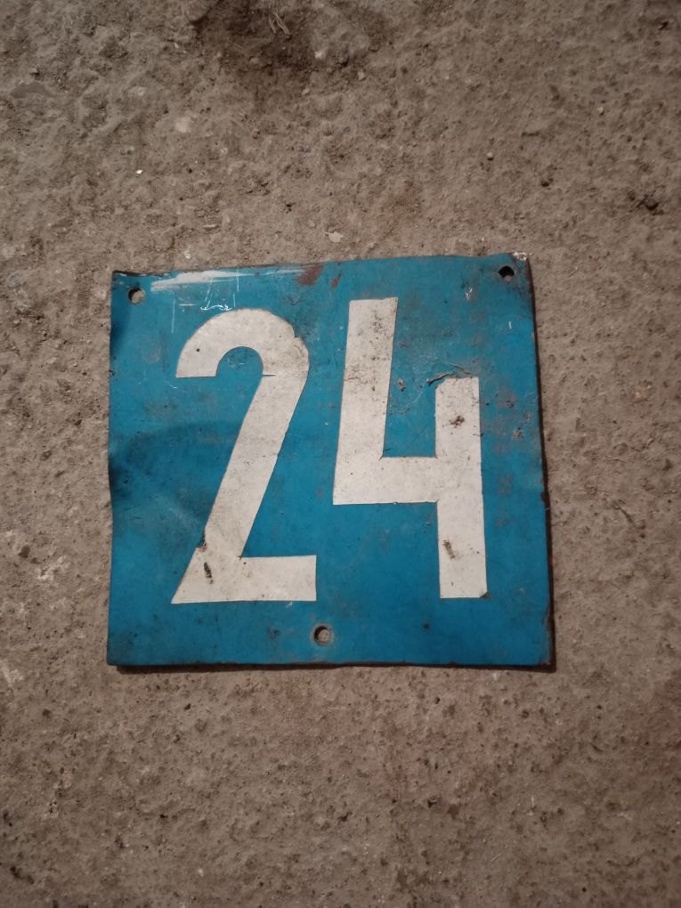 Tabliczka z numerem 24.