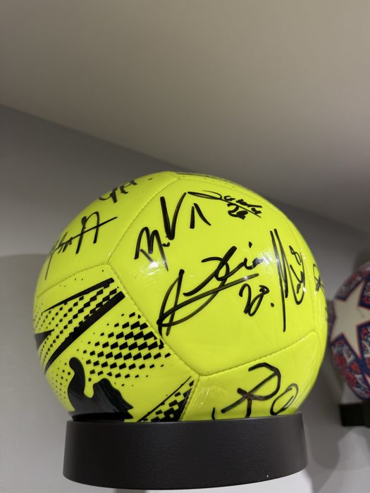 Nowa piłka z autografami - Wisła Kraków 2025