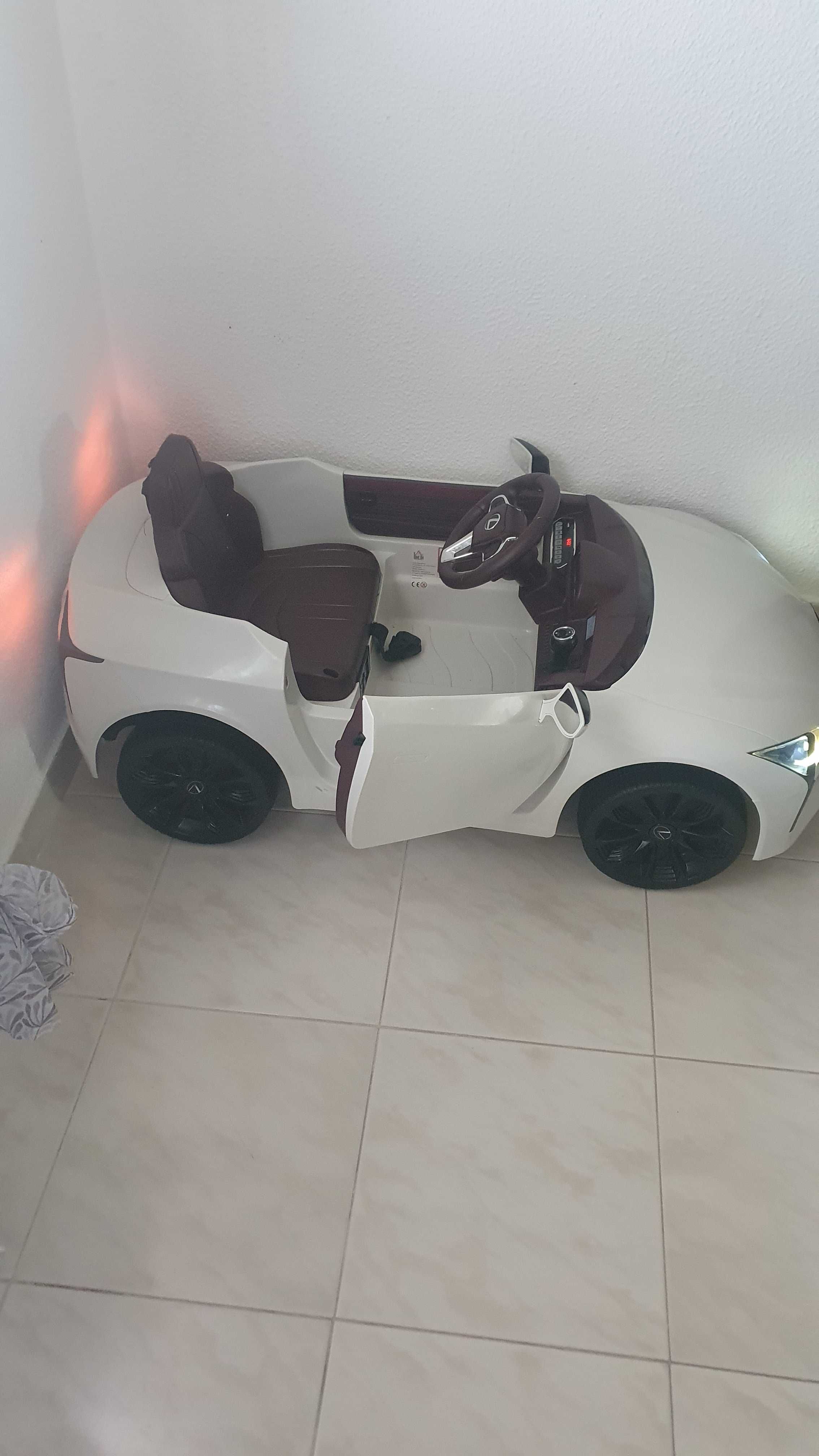 Carro eléctrico criança