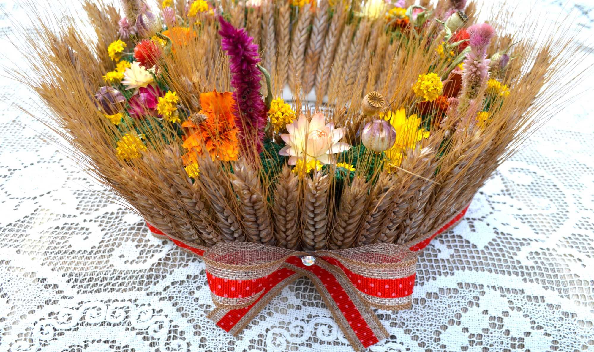 Декоративний уркаїнський вінок на стіл з пшениці та сухоцвітів