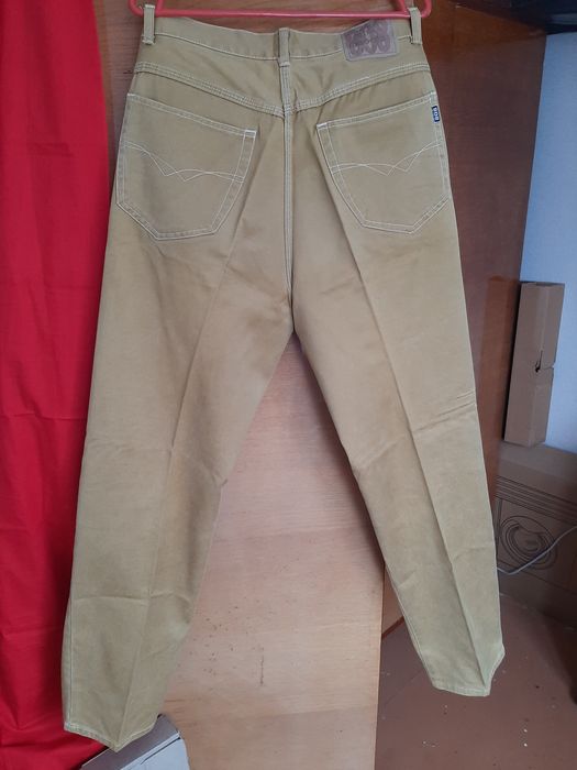 Джинси чоловічі гірчичного коліру.