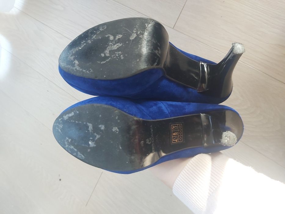 Skorzane kobaltowy buty na wysokim obcasie z lekka platforma/koturna