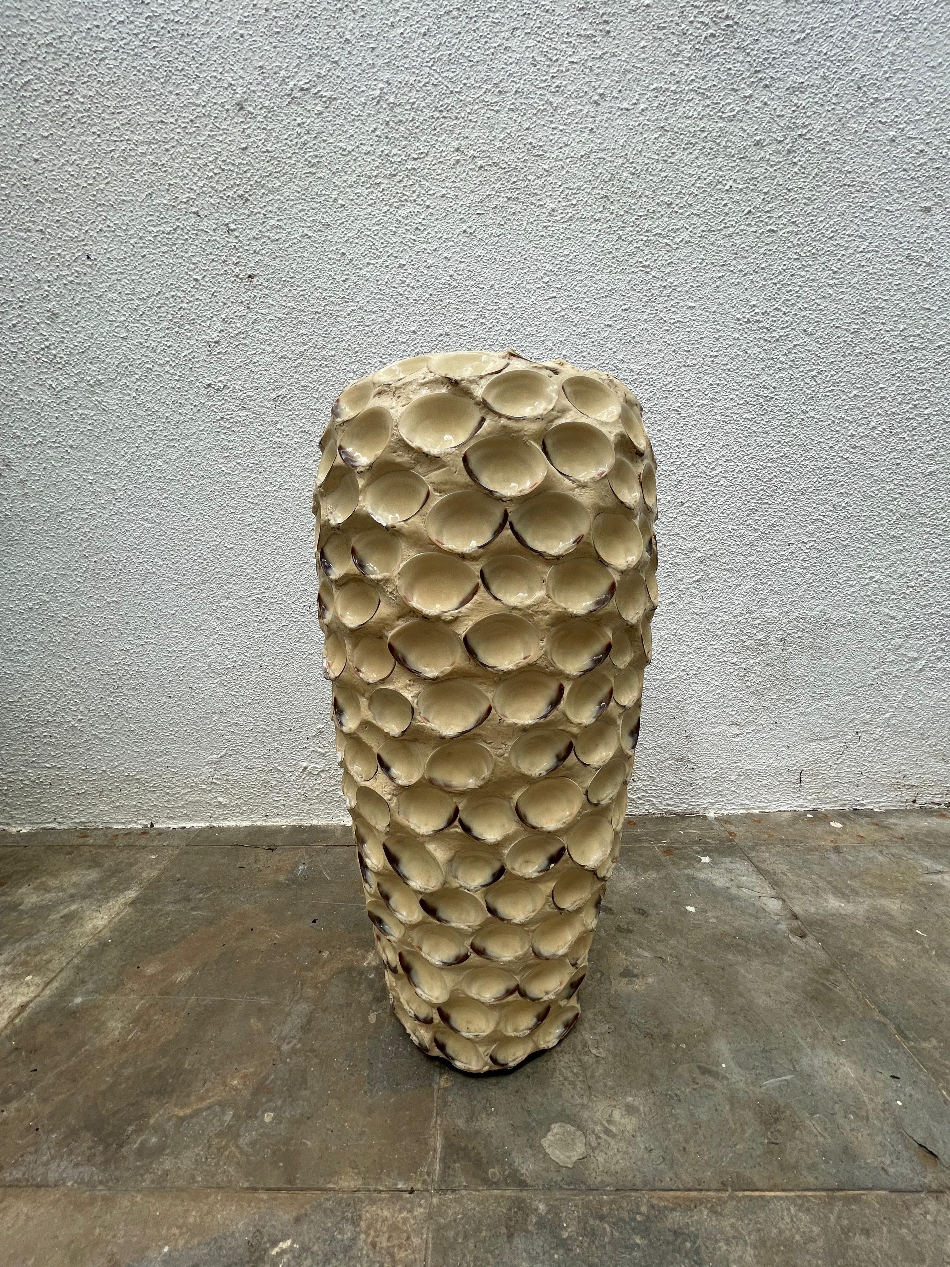 Jarra cerâmica com conchas