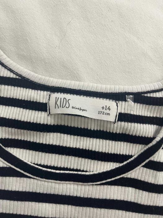 Top desportivo em malha de verão com listras preto e branco