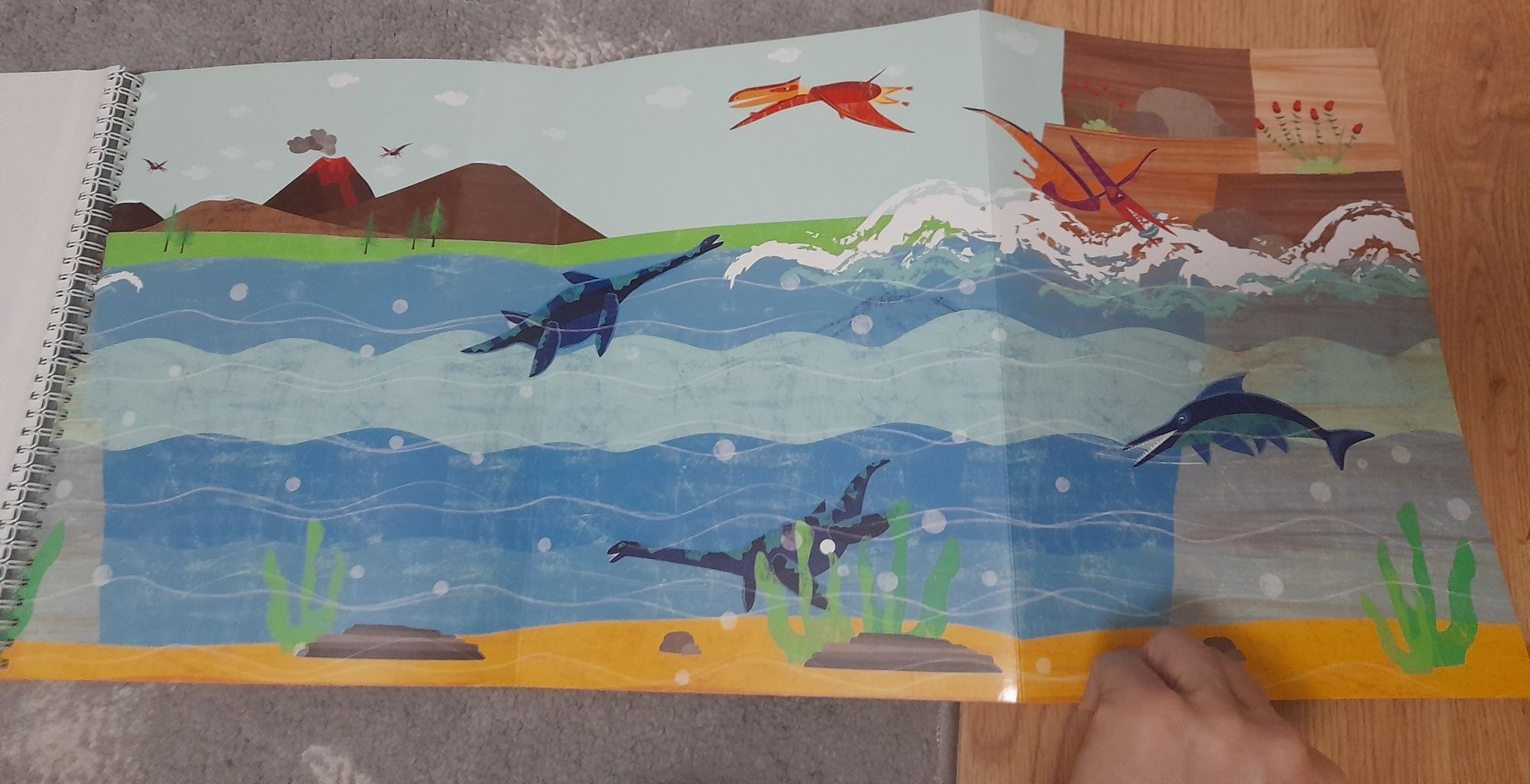 Książka Dinozaury plus książeczka z naklejkami