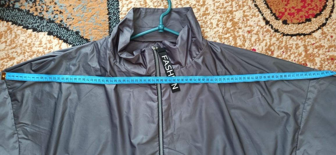 Продам женскую куртку, ветровку, размер L