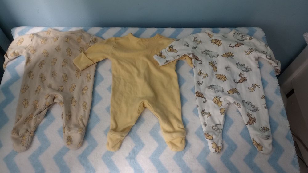 Ubranka dla wcześniaka w rozmiarze 44 z motywem Kubusia Puchatka