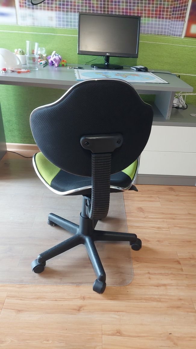 Krzesło biurowe Firnitex OBR odcienie zieleni