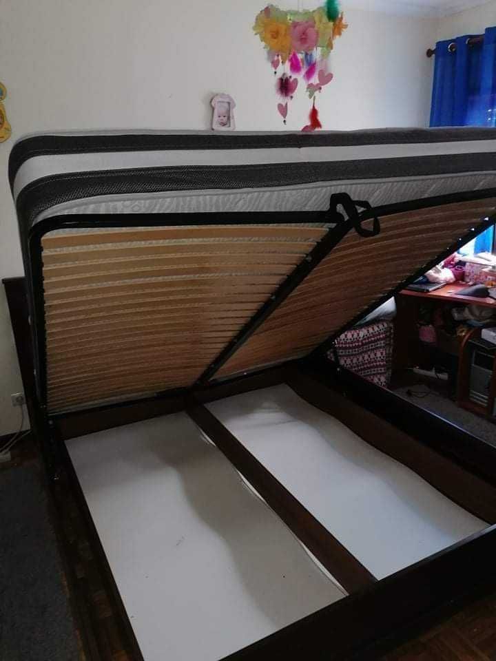 Cama de casal. Madeira