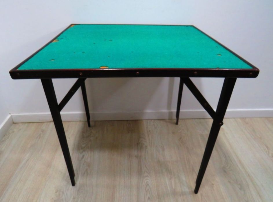 Mesa de jogo com pano.