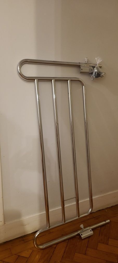 Uma Grade de Cama / Barras de Segurança Ajustável (Sobe e Desce) Inox