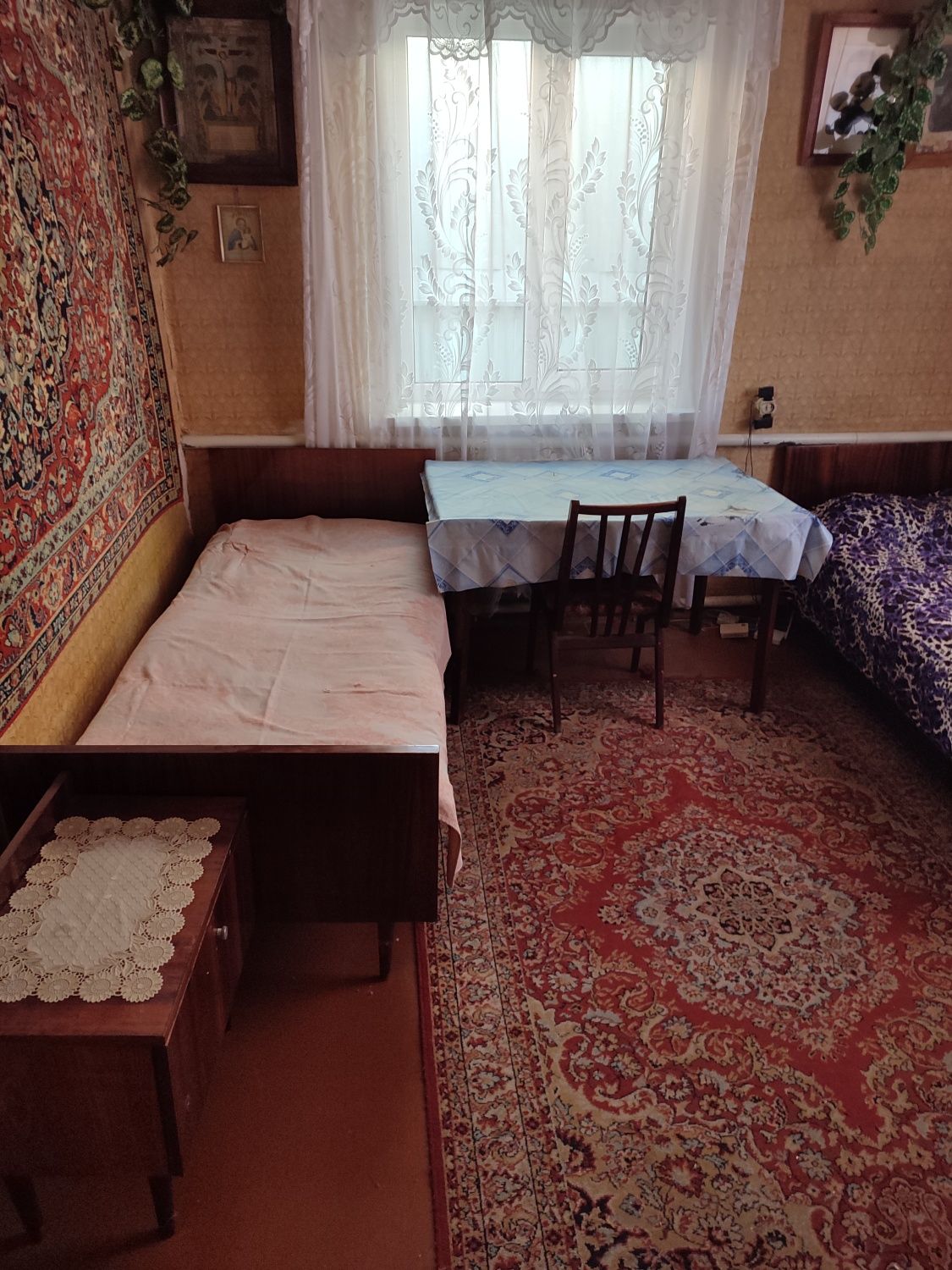 Здається кімната в часному будинку для 2 хлопців