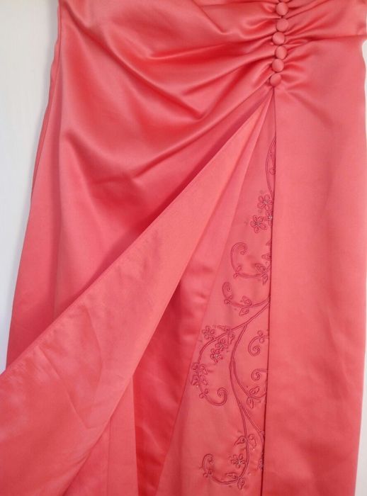 Платье. Красивое атласное.Праздник. Свадьба.