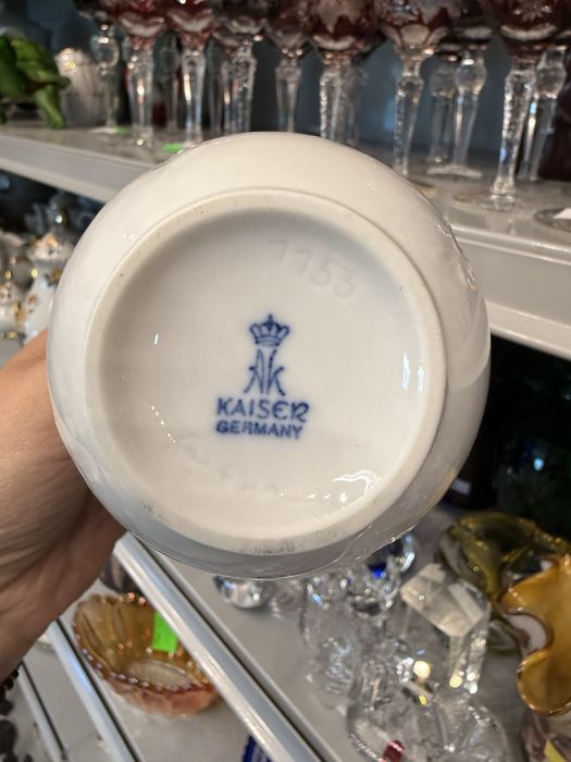 Wazon porcelanowy AK Kaiser biały z wzorem relify dekoracja 871