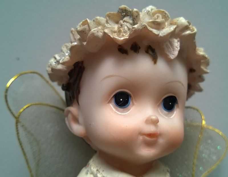 Figurki Aniołków Figurka Aniołek z różańcem modlący się klęczący 9cm