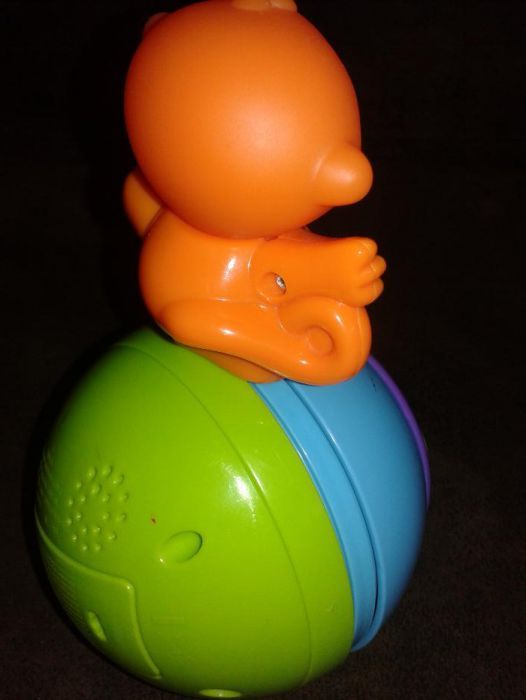 Muzyczna, śmiejąca się małpka - kula FISHER PRICE