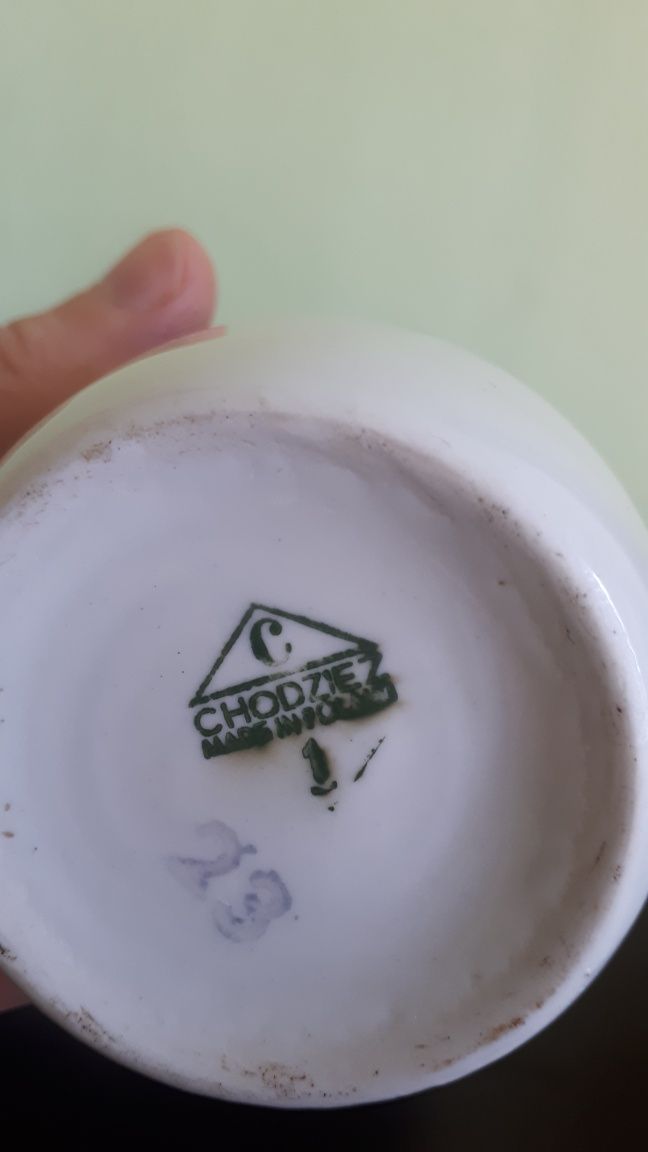 Kubek PRL porcelana Chodzież koguciki