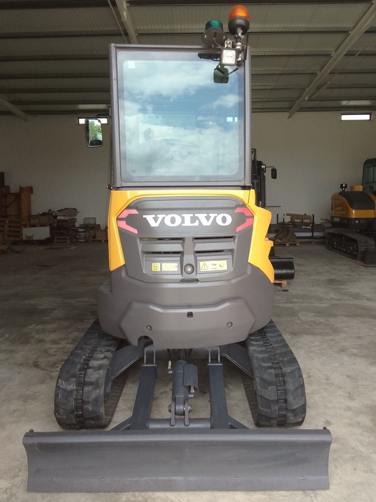 Mini giratória escavadora VOLVO com 2600kg
