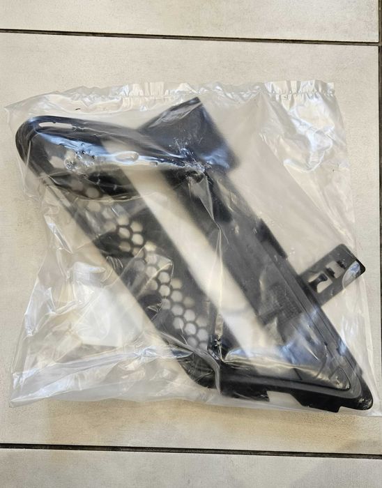 Wlot powietrza w zderzaku Mercedes