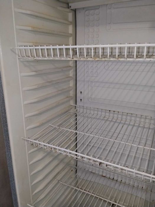 Холодильник з прозорою дверцую під напої