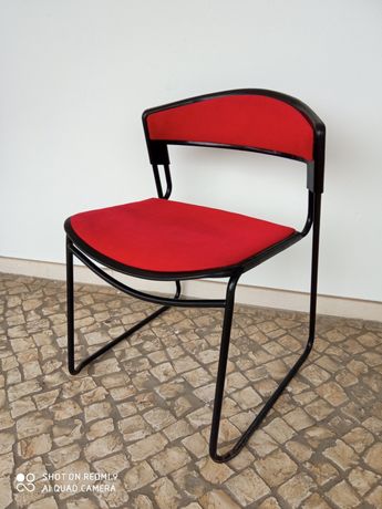 Cadeira de metal leve e confortável