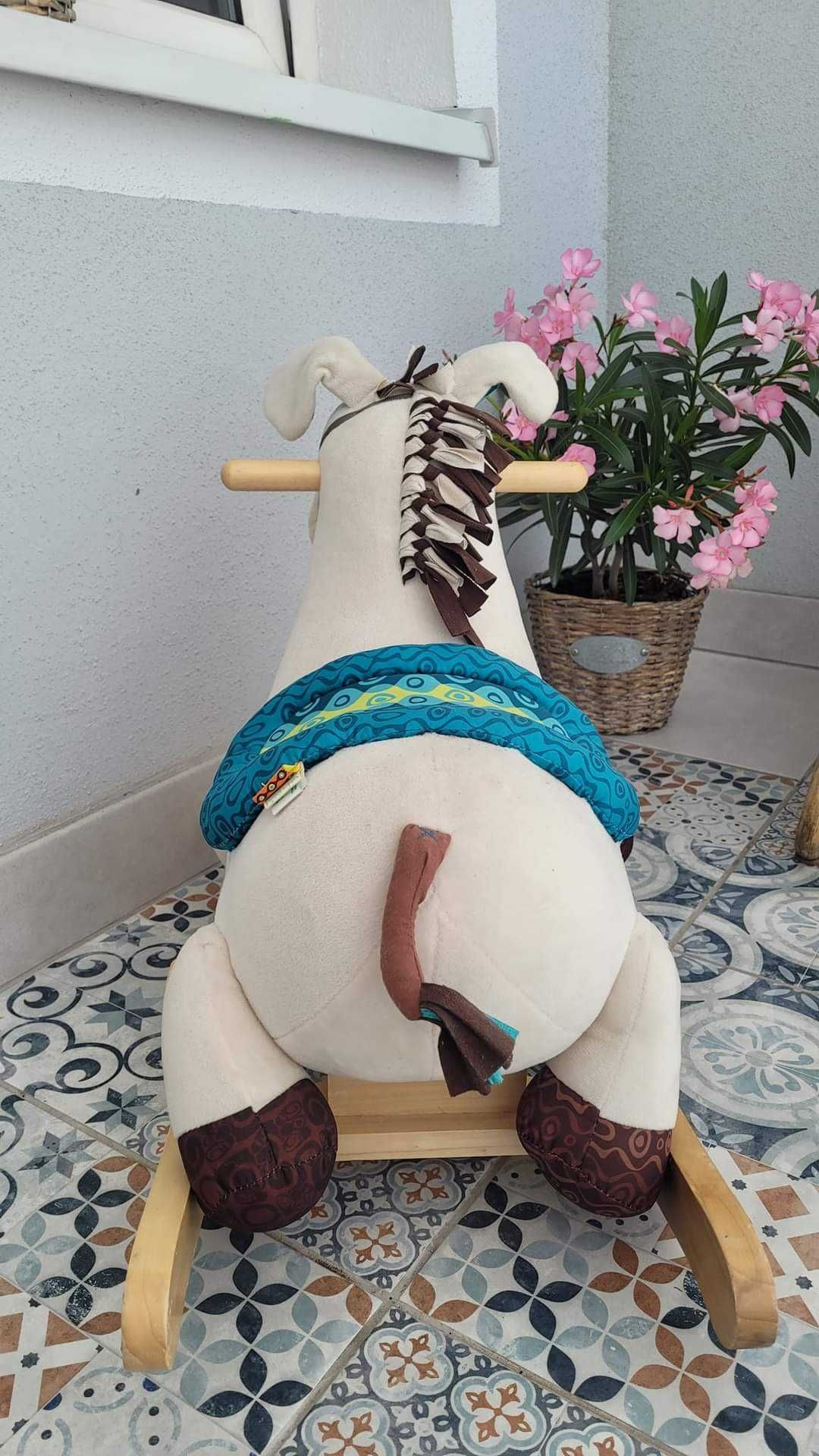 Pluszowy konik na biegunach