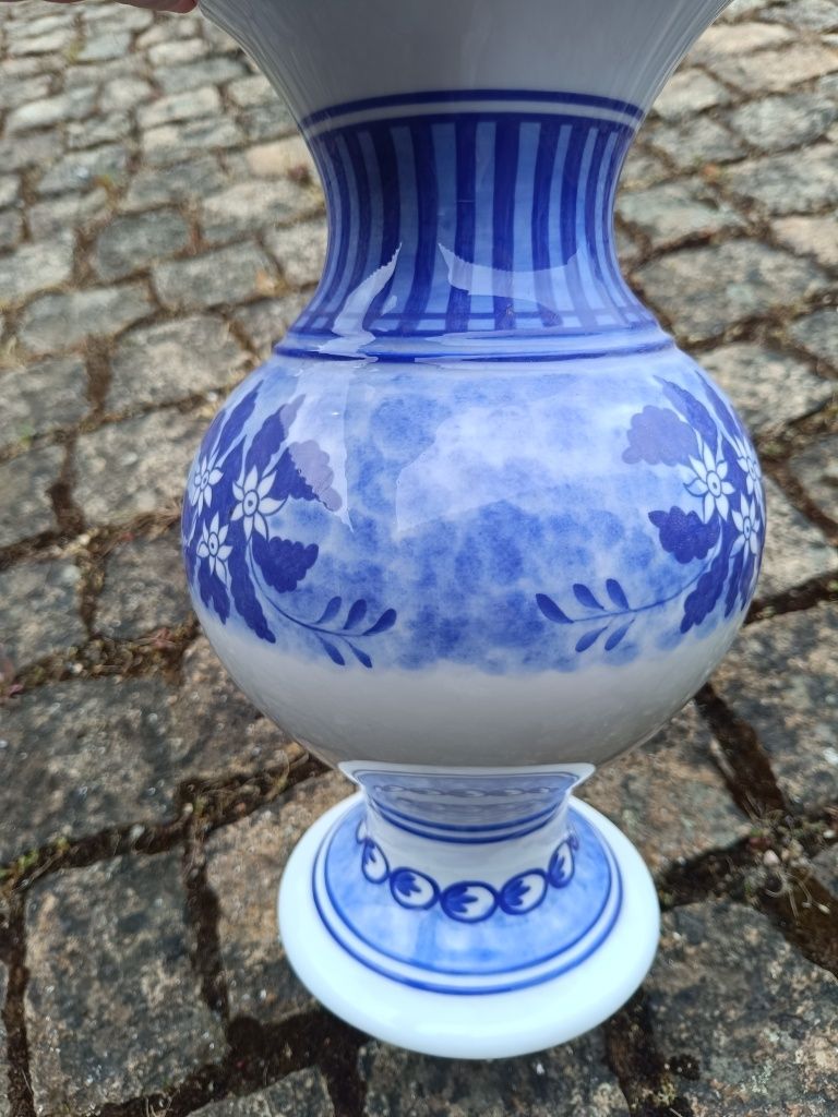 Antiga jarra pintada a mão e numerada