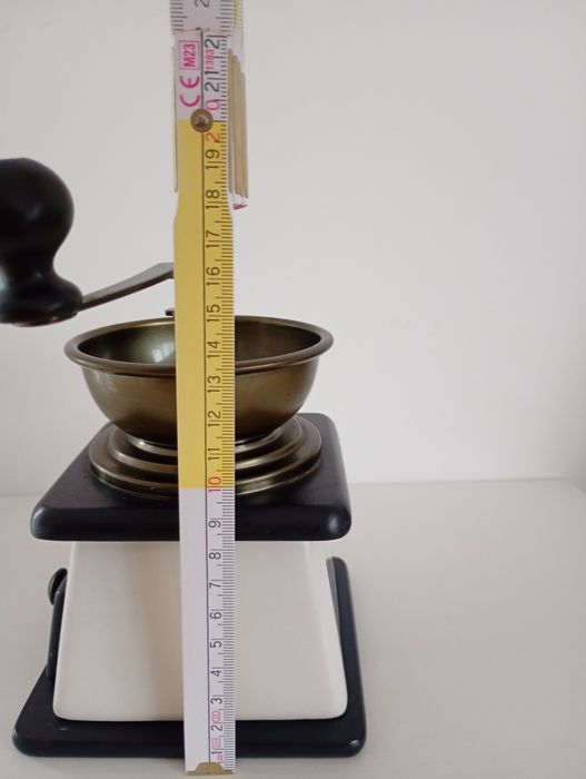 Młynek do kawy ceramiczny unikatowy kolor