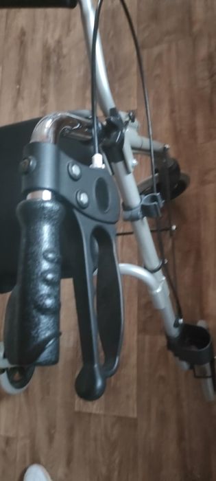 Sprzedam chodzik  czterokołowy z hamulcem