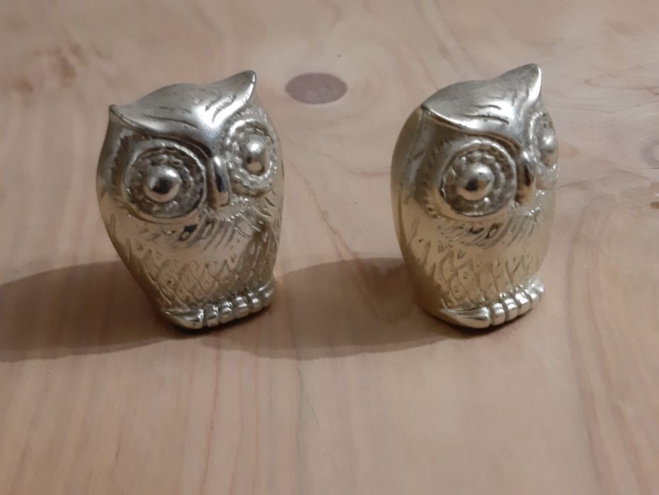 2 corujas em metal