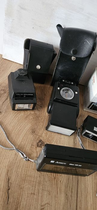 Zestaw starych aparatów fotograficznych i akcesoriów foto