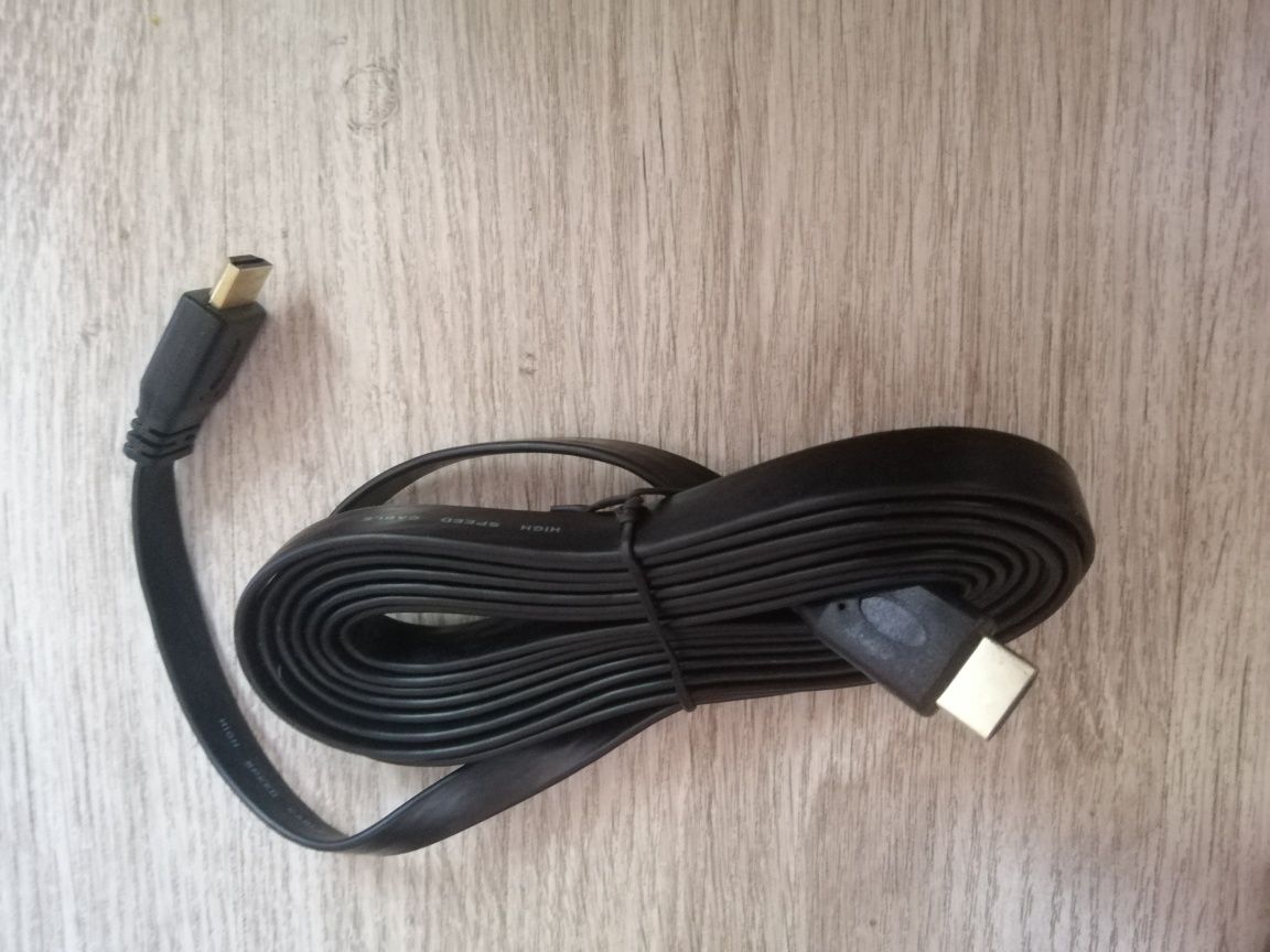 HDMI, VGA, Сетевые кабеля.