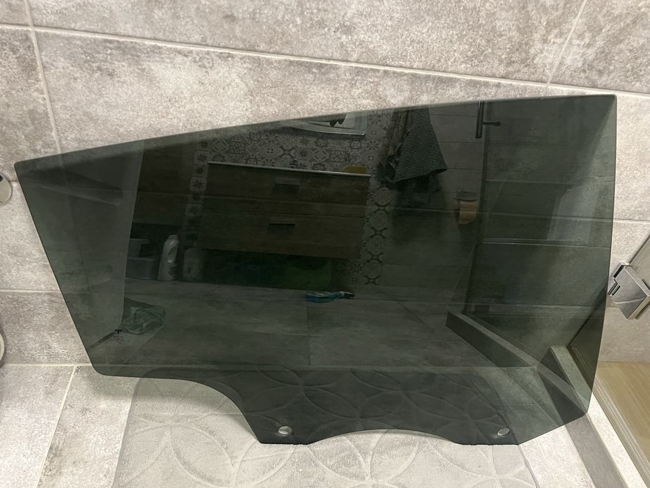 Скло заднє бокове праве Tesla Y 2023