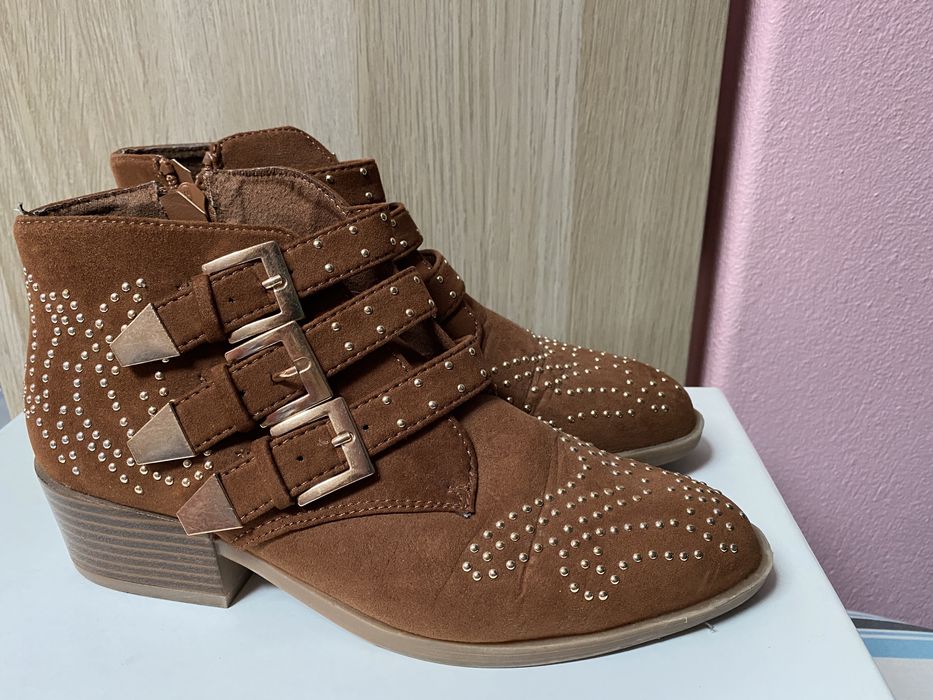 Botins camel / castanhos com fivelas douradas • 37