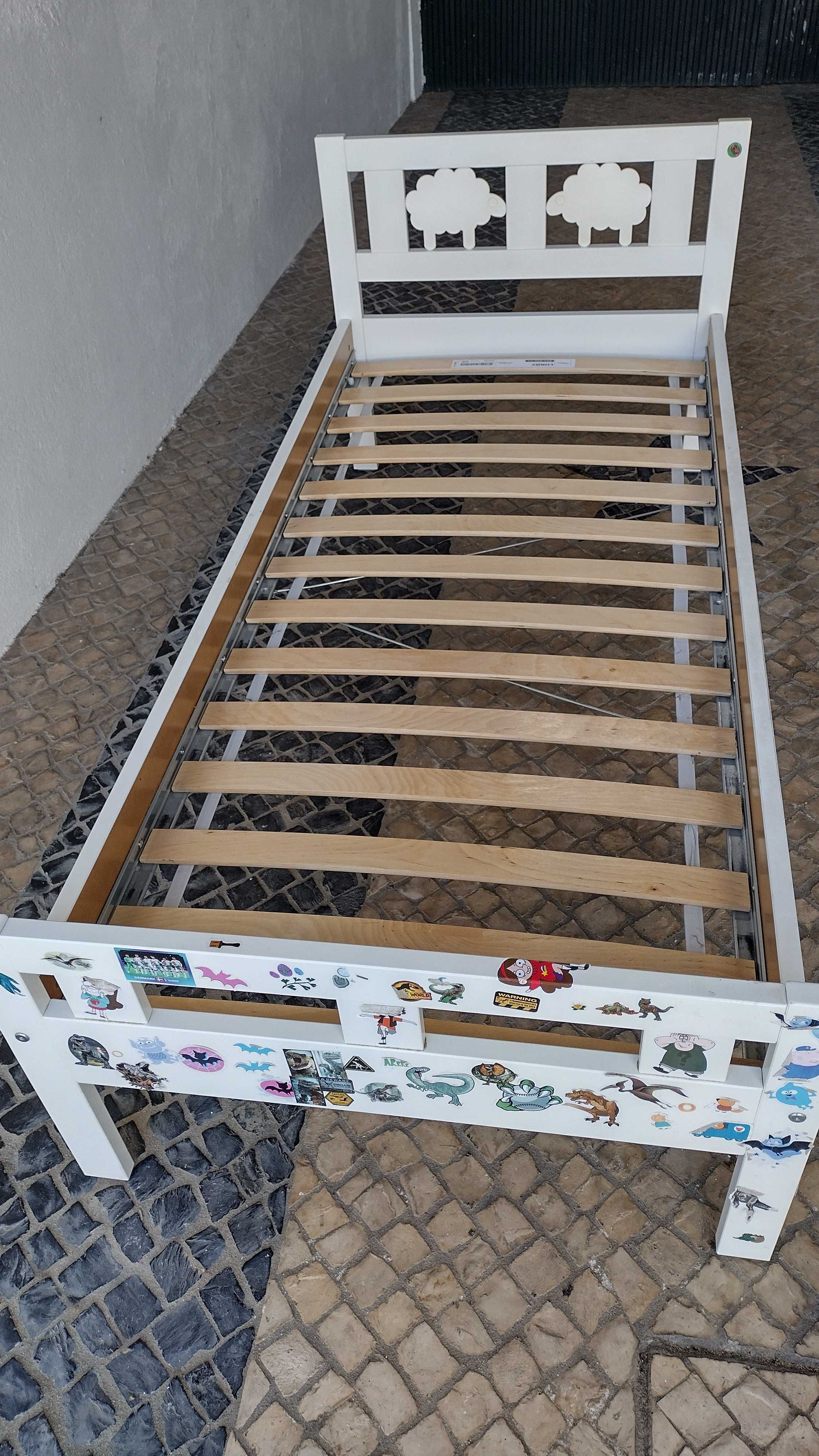 Cama de criança com estrado e colchão