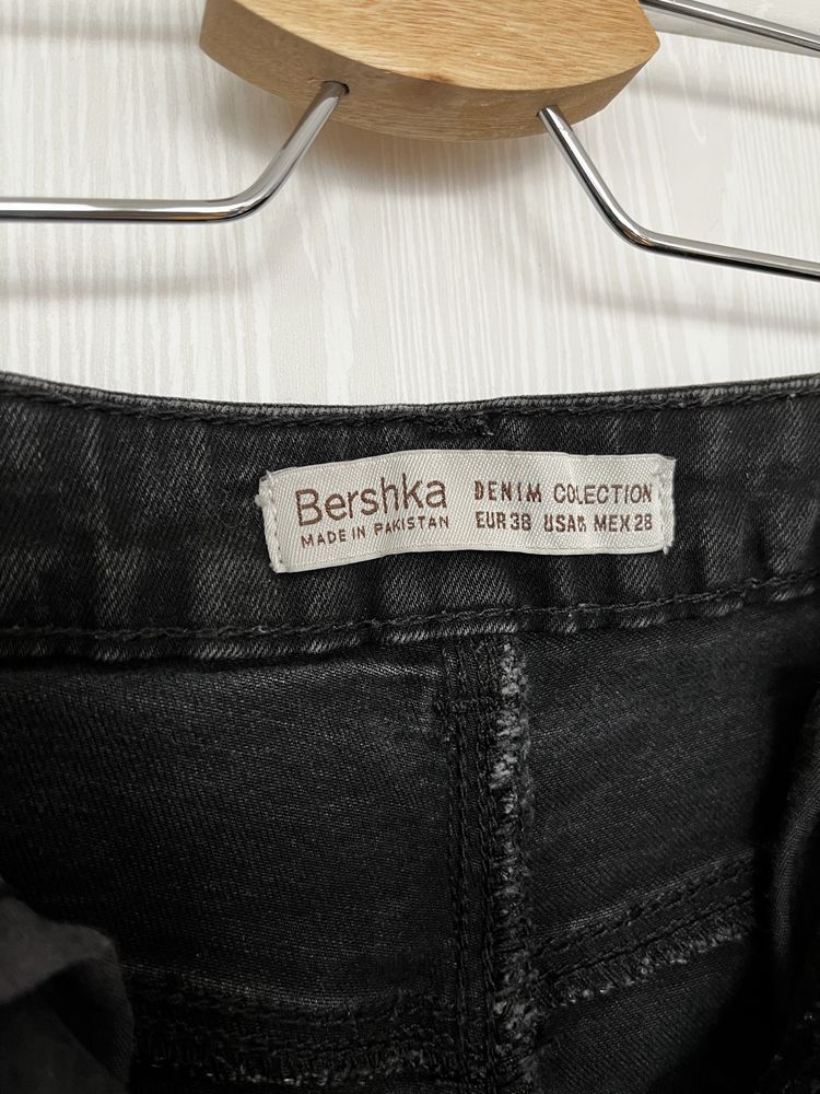 krótkie czarne spodnie jeansowe Bershka rozmiar M