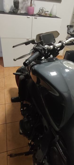 MT 09 a mota vai também com material de origem