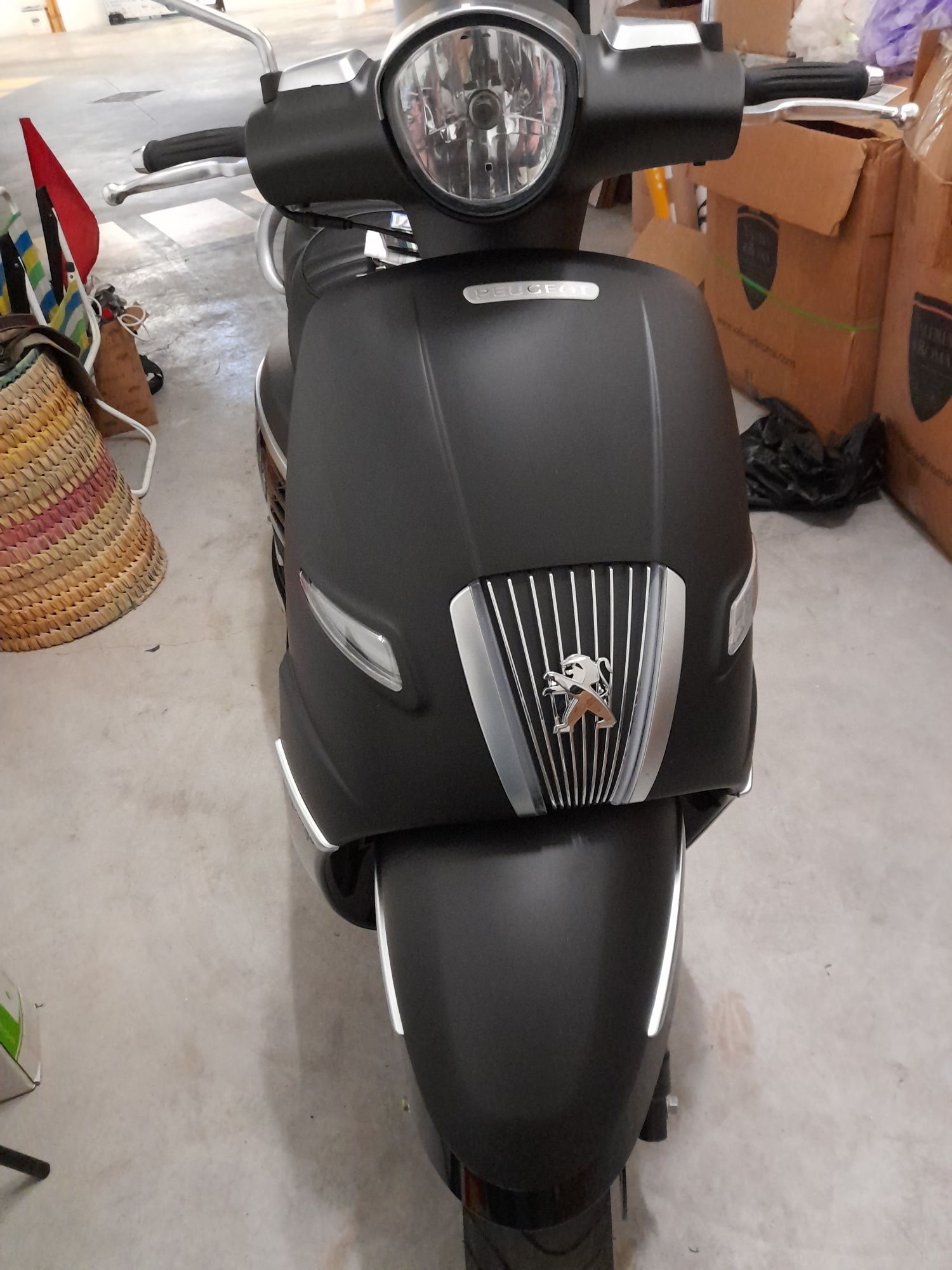 Vendo Peugeot django 125cc com ABS completamente nova.