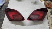Lampa tył tylna w klapę lewa prawa ciemna dymiona opel astra j IV HB