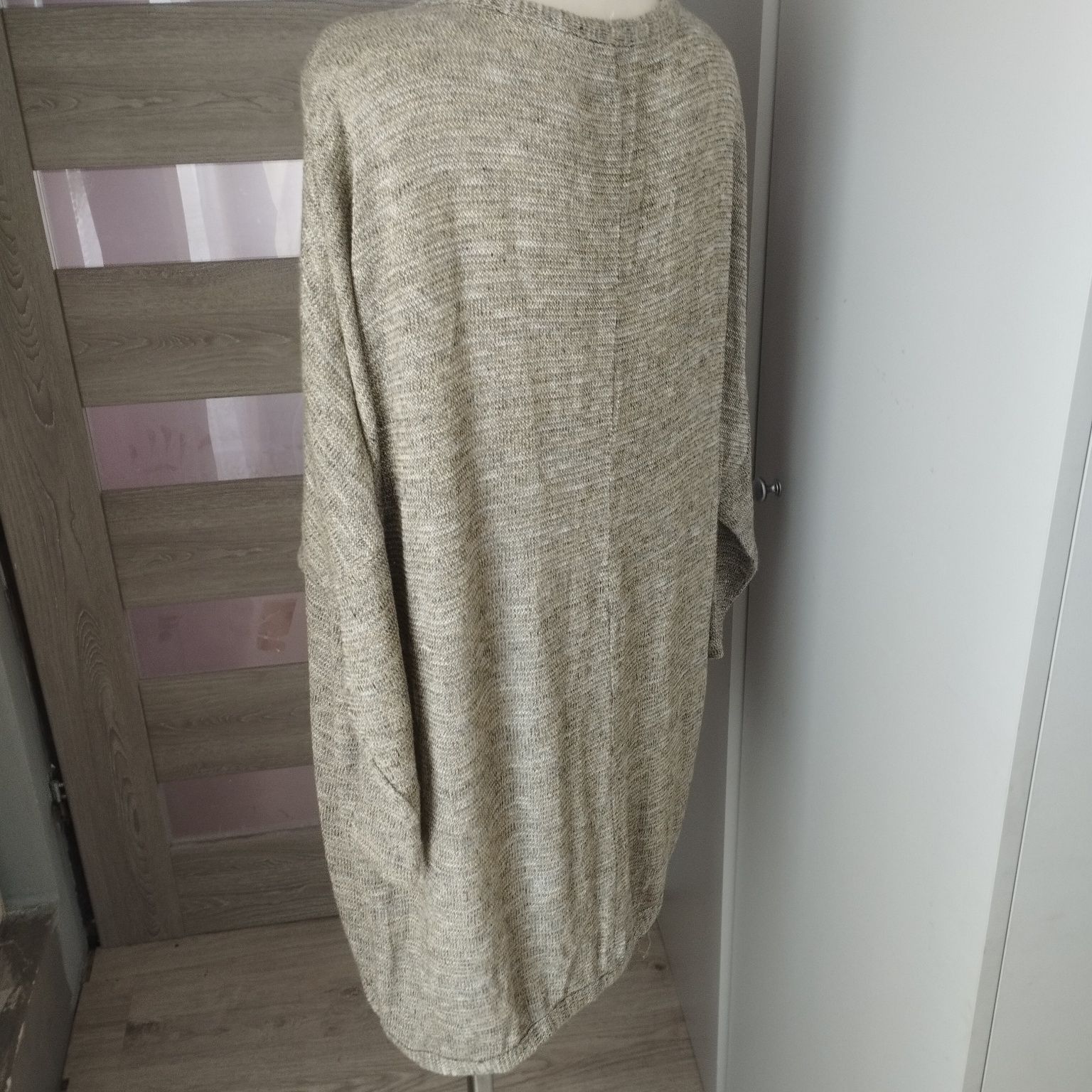 Stylowy kardigan/narzutka ze złotą nitką 

Piękna, luźna narzutka w
