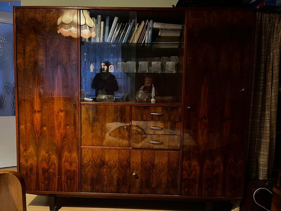 Regał brązowy ze szklaną witryną