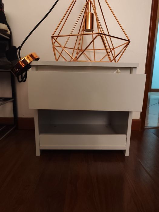 Vendo 2 mesas de cabeceira