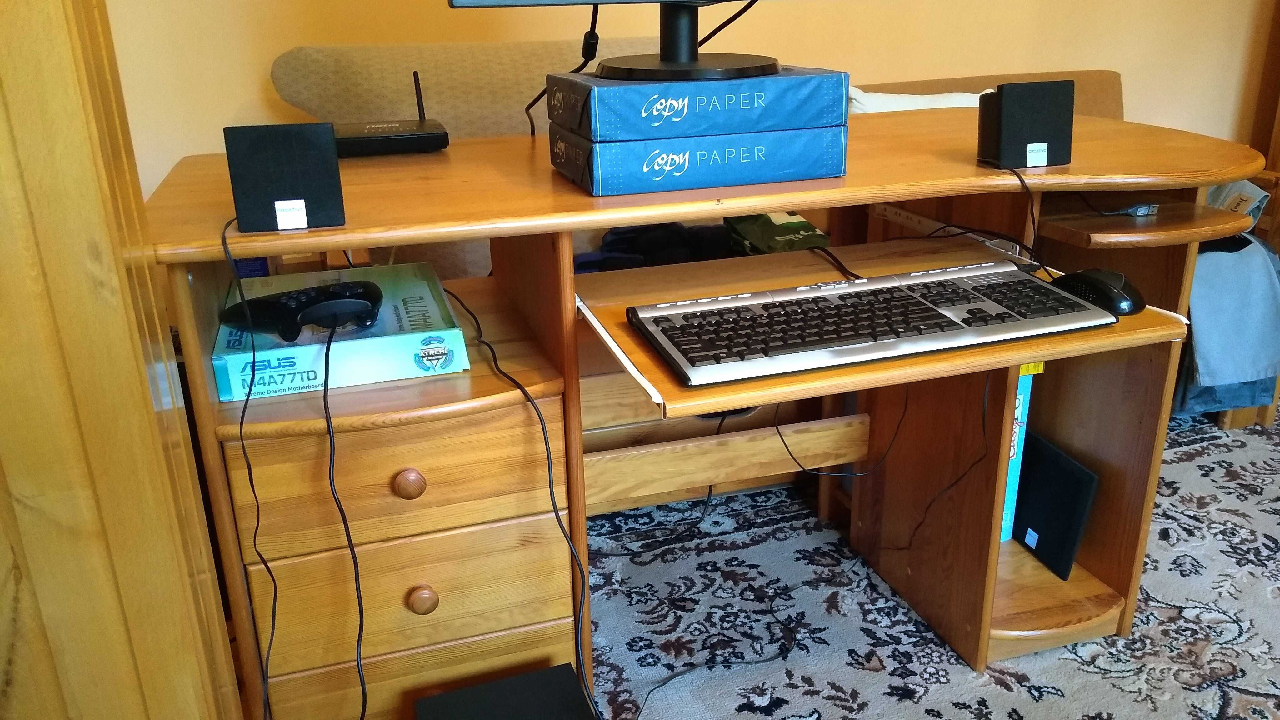 Przestronne drewniane sosnowe biurko pod komputer