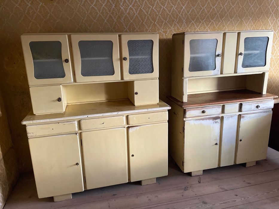 Sprzedam  dwa kredensy PRL