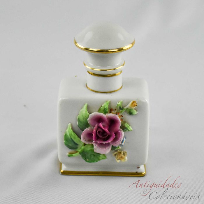Frasco de Perfume em porcelana Artibus com flores em relevo e dourado