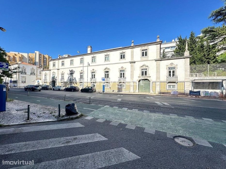 Loja com 6 lugares de parqueamento, 2 wc, na Alameda Linha Torres